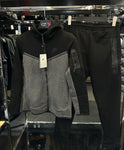 NIKE ΣΕΤ TECH FLEECE -ΜΑΥΡΟ ΓΚΡΙ ΣΚΟΥΡΟ